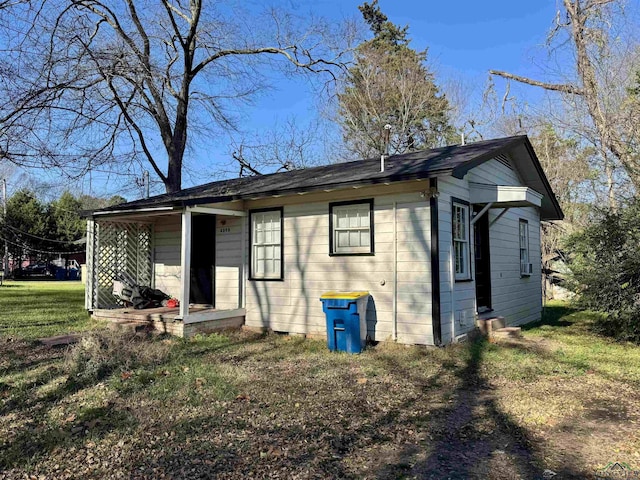 exterior space featuring a front yard