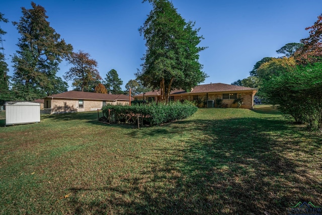 view of yard featuring a storage shed