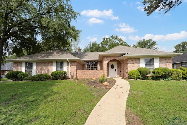 single story home featuring a front lawn