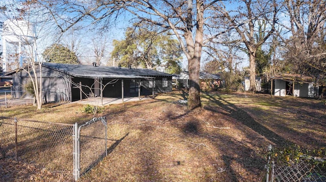 view of yard featuring an outdoor structure