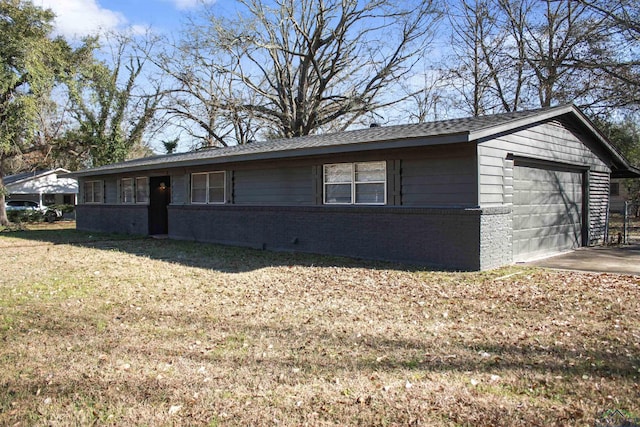 view of front facade featuring a garage and a front yard