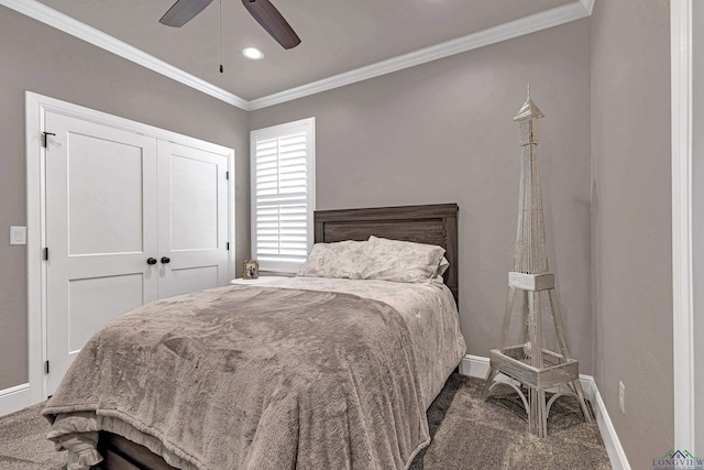 carpeted bedroom featuring ceiling fan, ornamental molding, and a closet