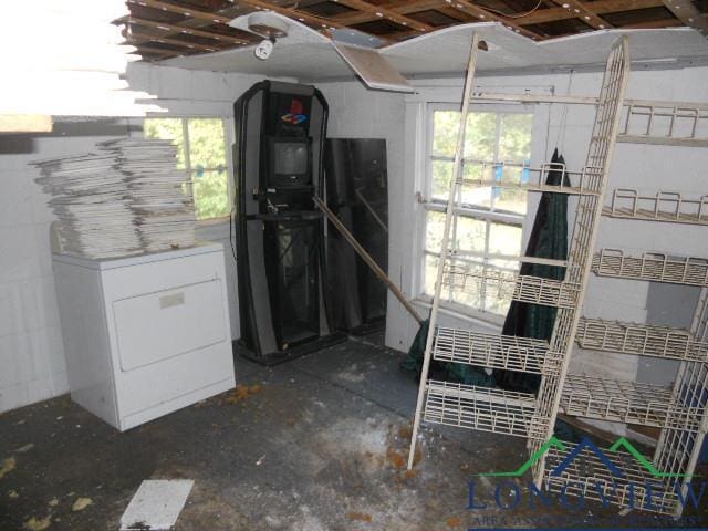 basement featuring washer / dryer