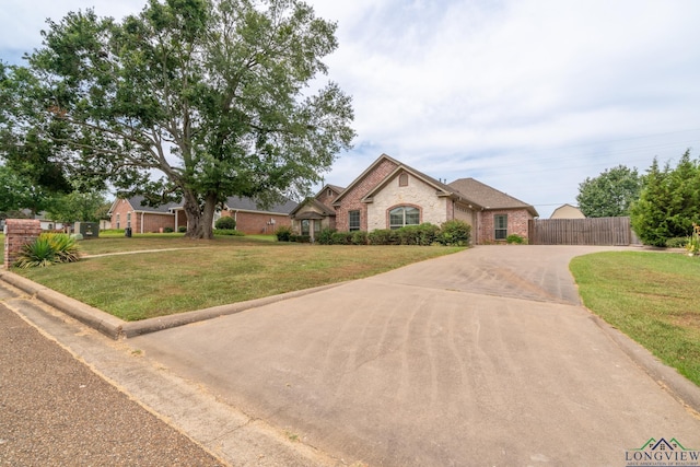 view of front of home featuring a front lawn