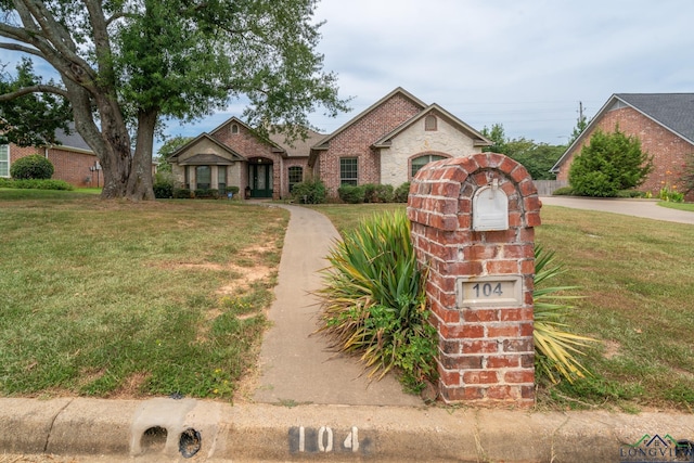 view of front facade featuring a front lawn