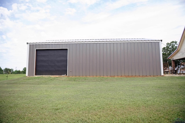 view of yard featuring an outdoor structure