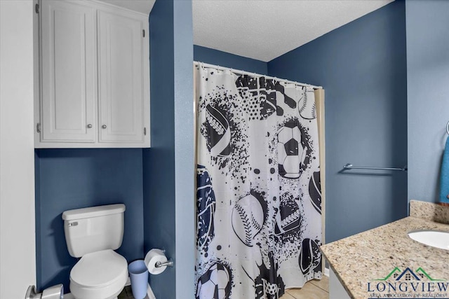 918 S Evenside St, Henderson, TX 75654 - full bath with toilet, vanity, tile patterned floors, a shower with shower curtain, and a textured ceiling