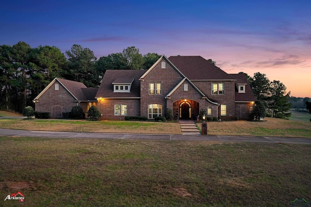 view of front facade featuring a lawn