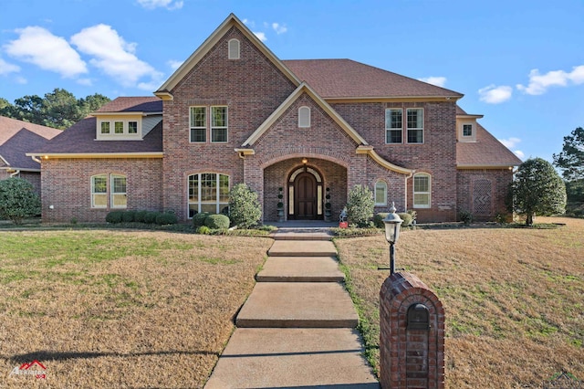 view of front of property featuring a front yard