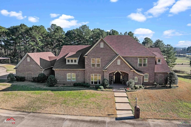 view of front of property with a front yard