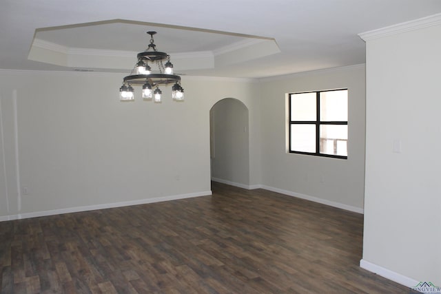 unfurnished room with dark wood-style floors, a tray ceiling, baseboards, and an inviting chandelier