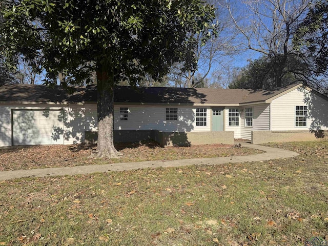 single story home with a front yard