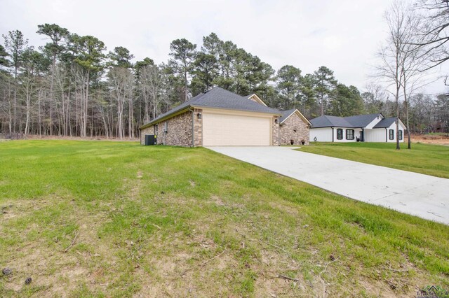 view of front of home featuring a front yard and a garage