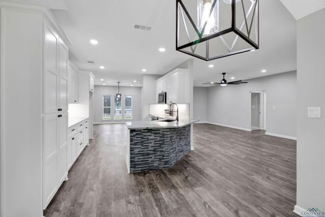 kitchen featuring sink, ceiling fan, white cabinetry, dark hardwood / wood-style floors, and kitchen peninsula