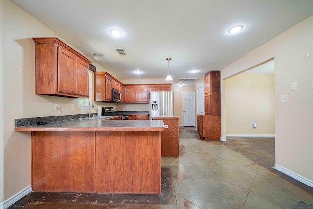 kitchen featuring visible vents, stainless steel appliances, a peninsula, and baseboards