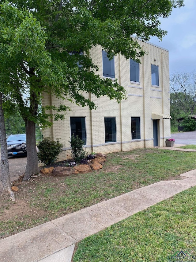 view of front of house with a front yard