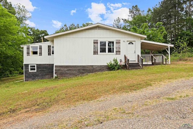 manufactured / mobile home featuring a front yard