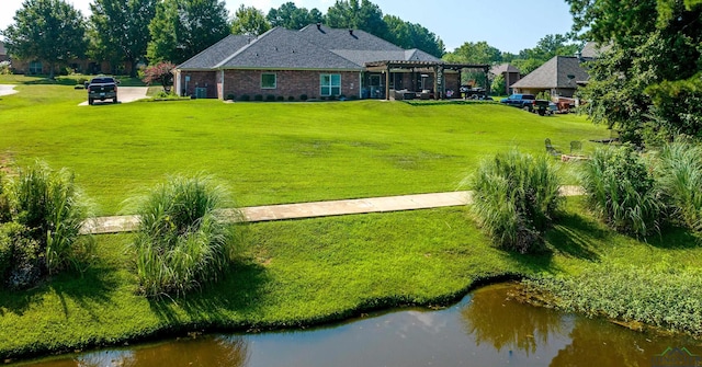 view of yard featuring a pergola