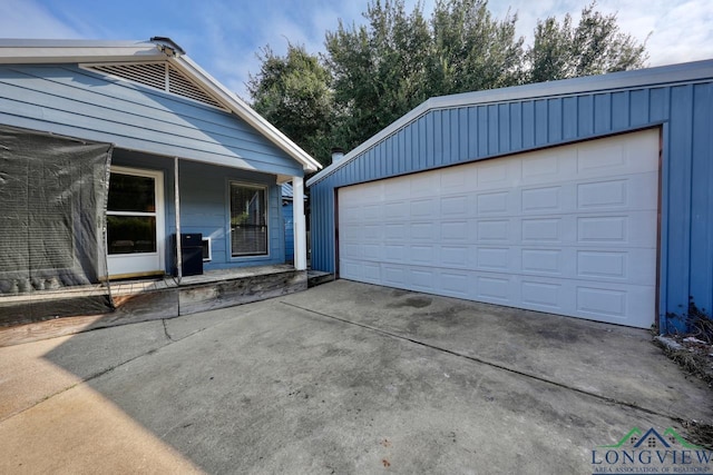 garage featuring a porch