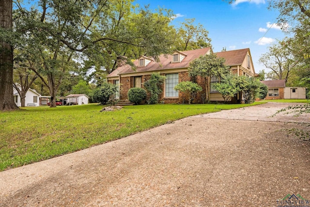 view of front of property featuring a front yard