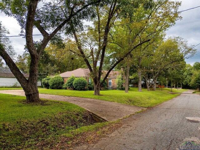 view of front of property featuring a front yard