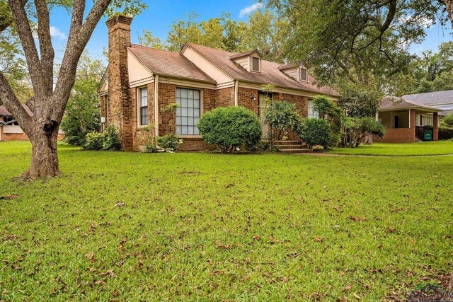 view of front of house with a front yard