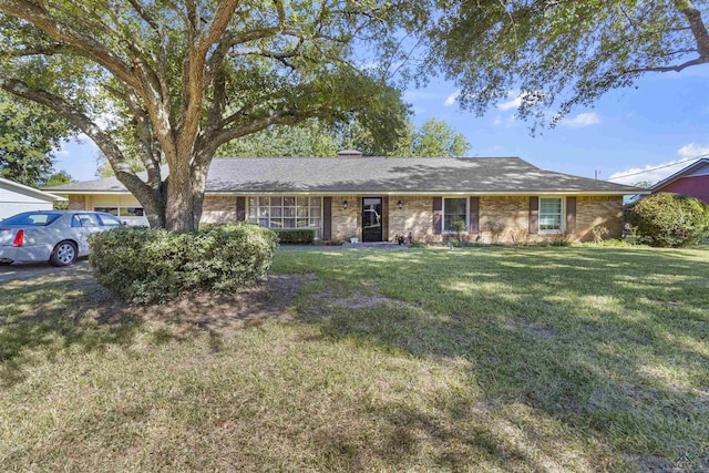 single story home featuring a front yard