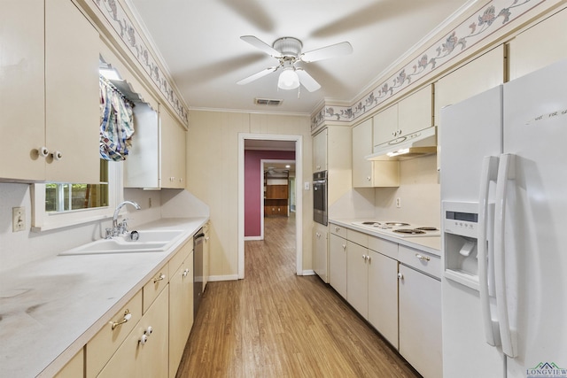 kitchen featuring stainless steel appliances, crown molding, sink, light hardwood / wood-style flooring, and cream cabinetry