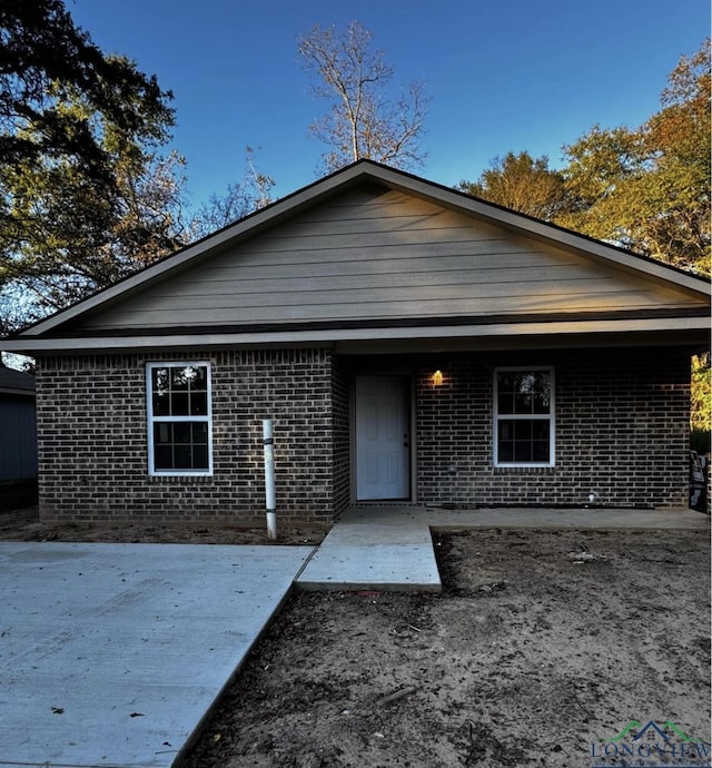 view of front of property featuring a patio