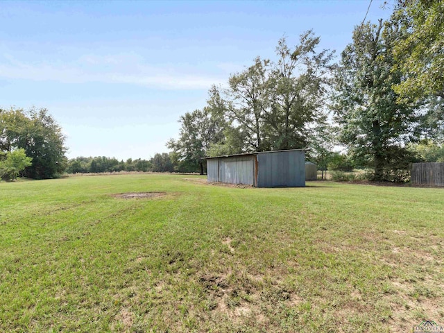 view of yard with an outdoor structure