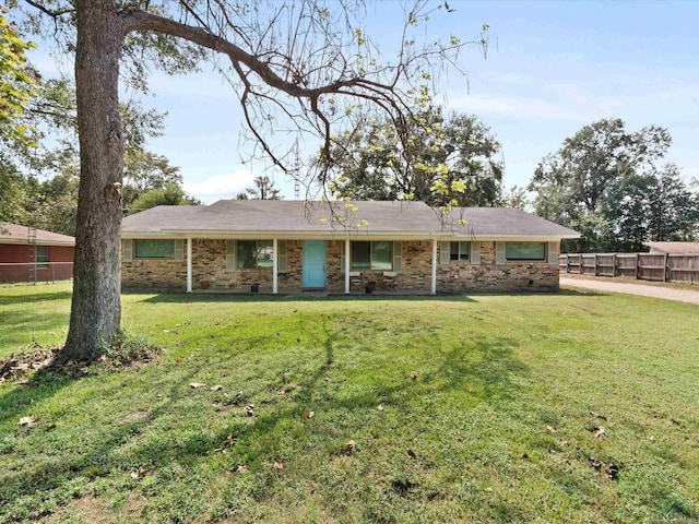 view of front of property featuring a front yard