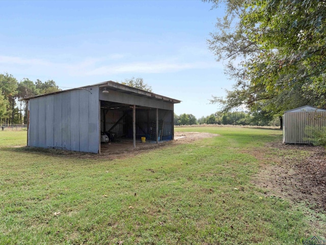 view of yard with an outdoor structure