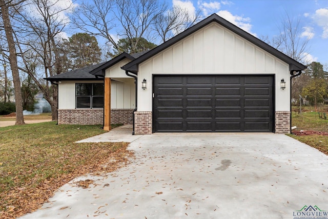 view of front facade featuring a garage and a front yard