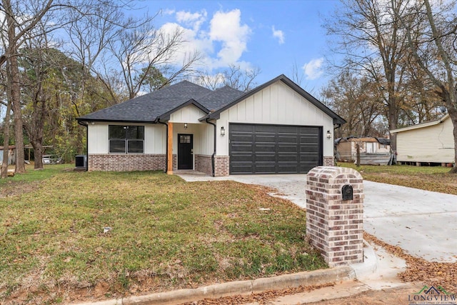 view of front of home featuring a garage and a front yard