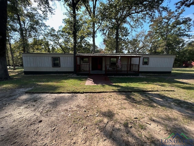 manufactured / mobile home with a front lawn