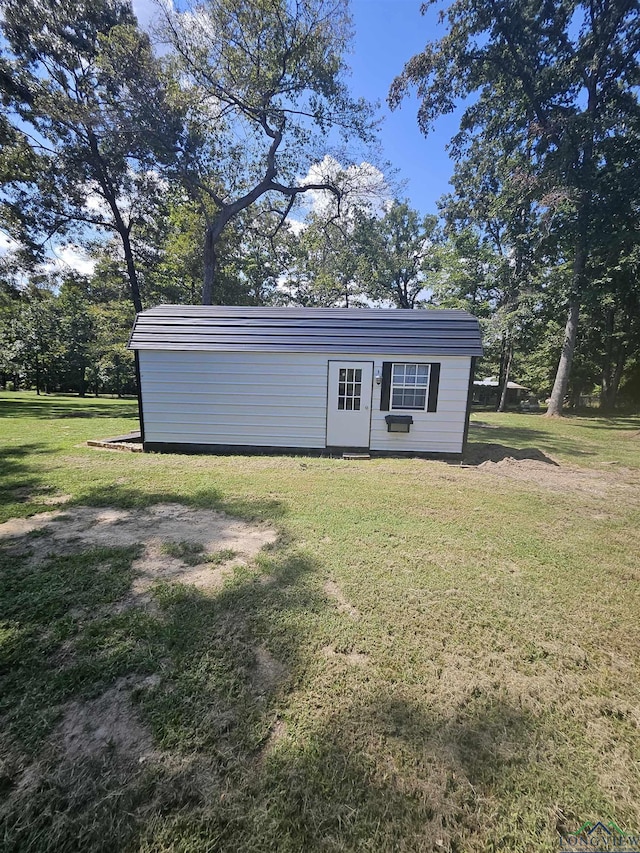 view of outdoor structure featuring a yard