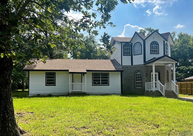 view of front facade featuring a front lawn