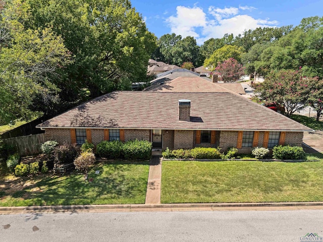 view of front of property featuring a front lawn