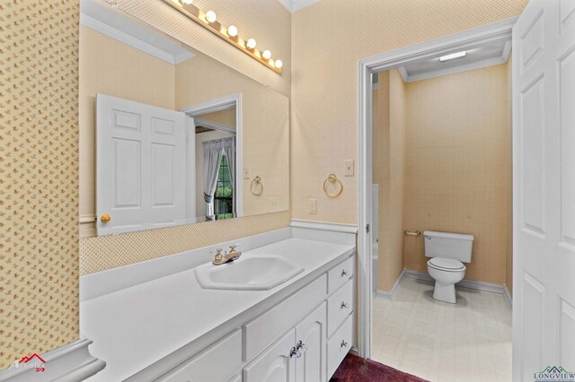 825 University Dr, Carthage, TX 75633 - bathroom with crown molding, vanity, toilet, and baseboards