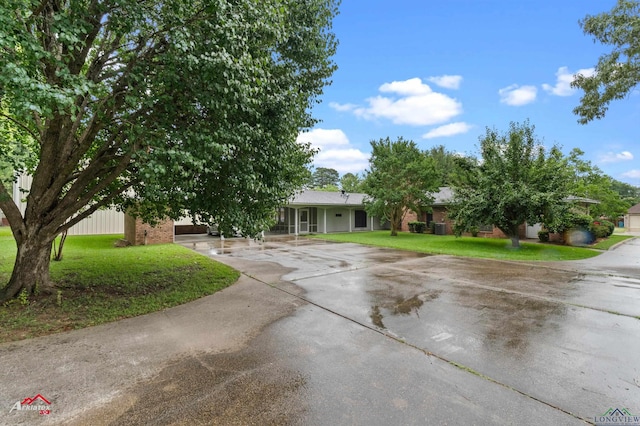 825 University Dr, Carthage, TX 75633 - view of front of property with a front yard