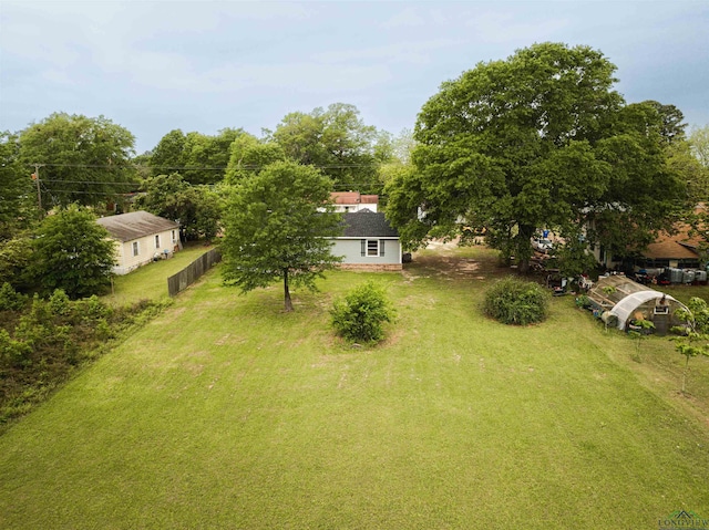 view of yard featuring an outbuilding