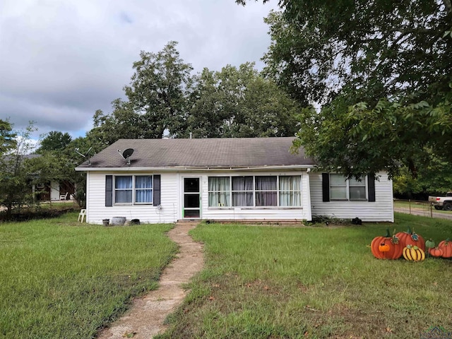 ranch-style house featuring a front lawn