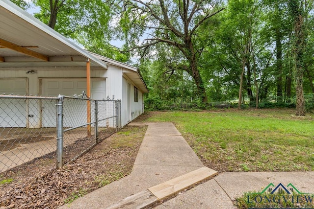 11562 19th Ave, Tyler, TX 75709 - view of yard featuring a garage