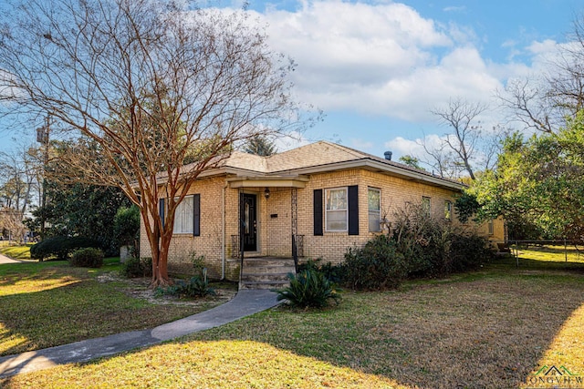 view of front of property featuring a front lawn