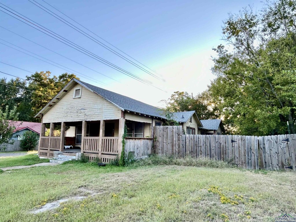 view of front of home featuring a porch and a front yard