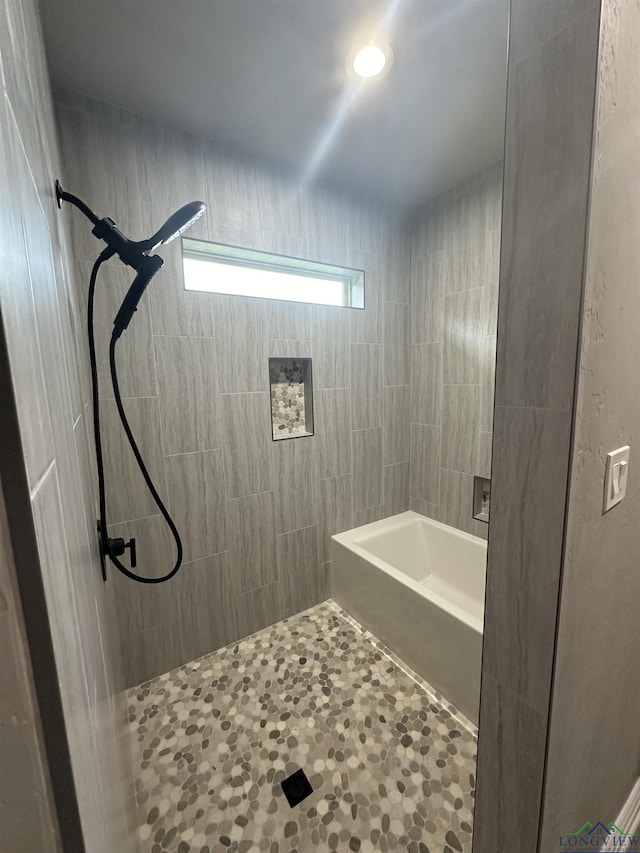 bathroom featuring a tile shower