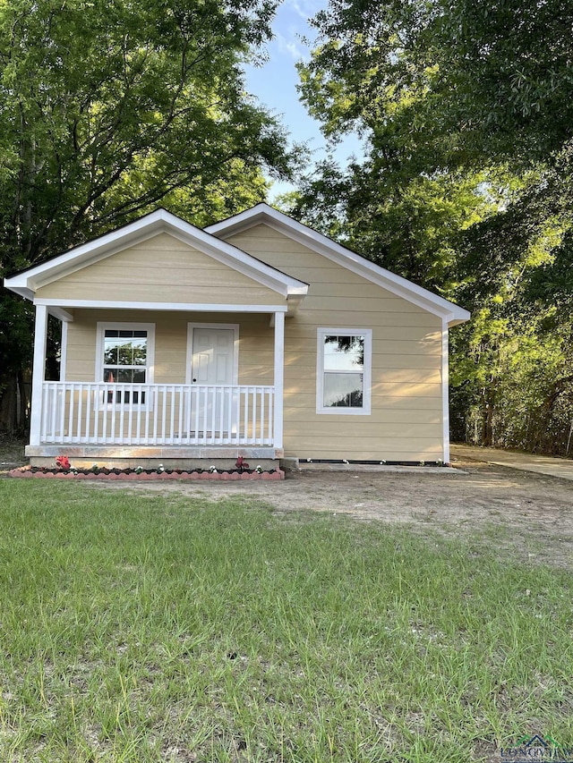 220 Myrle Ave, Longview, TX 75602 - bungalow-style house featuring covered porch and a front lawn