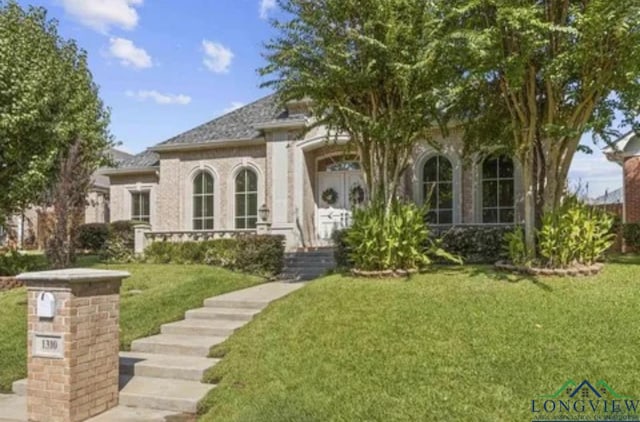 view of front of property with a front yard