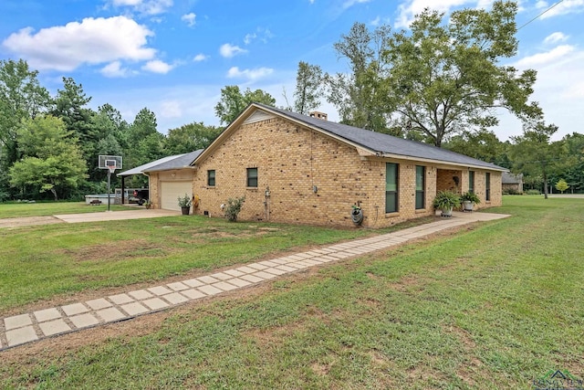 view of side of property featuring a lawn and a garage