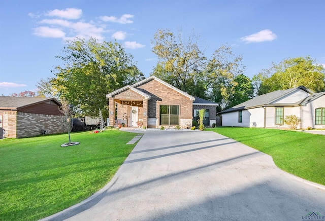 view of front of home featuring a front yard